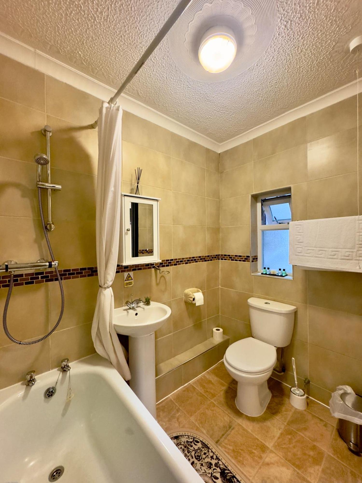 Coastal Park Accommodation Llanelli Extérieur photo